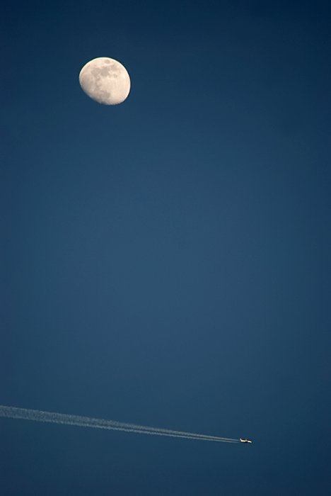 01 - una luna_un aereo_una scia.jpg